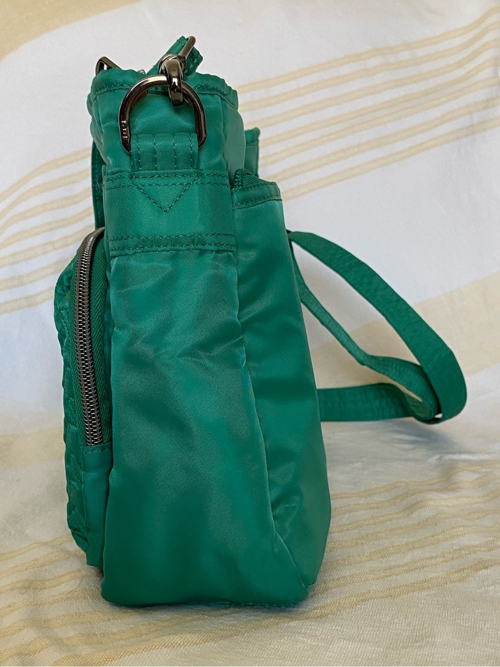 LUG | Kelly Green ☘️ Quilted Crossbody ~ 11”x 8.5”x 3” Medium - Picture 5 of 15